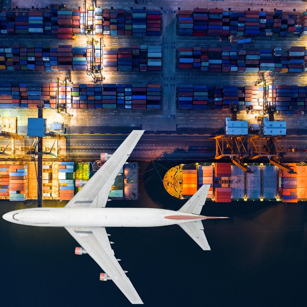 Avião de carga e navio porta-contêineres no porto, modais usados na importação de bagagem desacompanhada