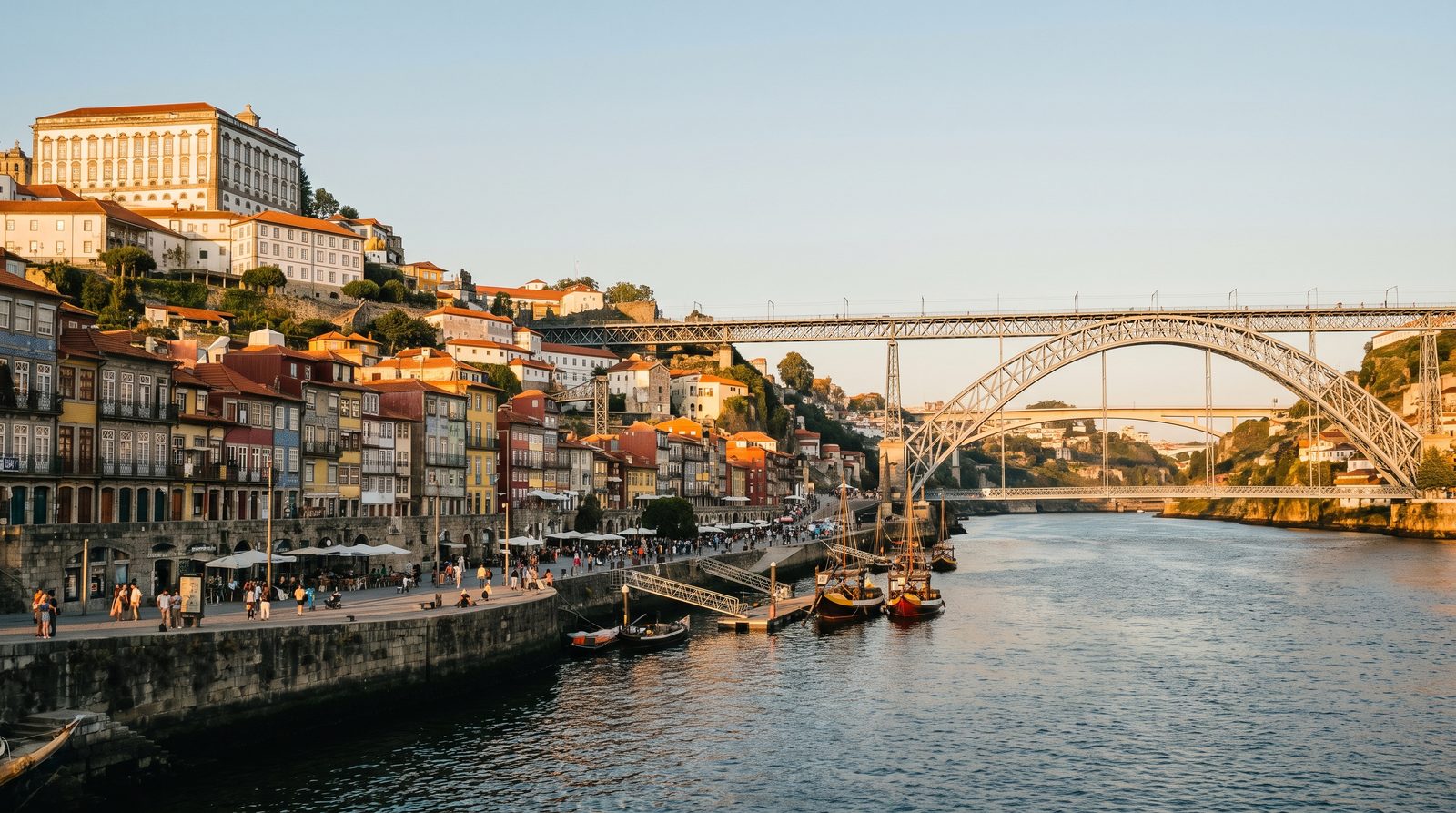 Casario colorido da Ribeira do Porto às margens do rio Douro, Portugal como destino de famílias brasileiras