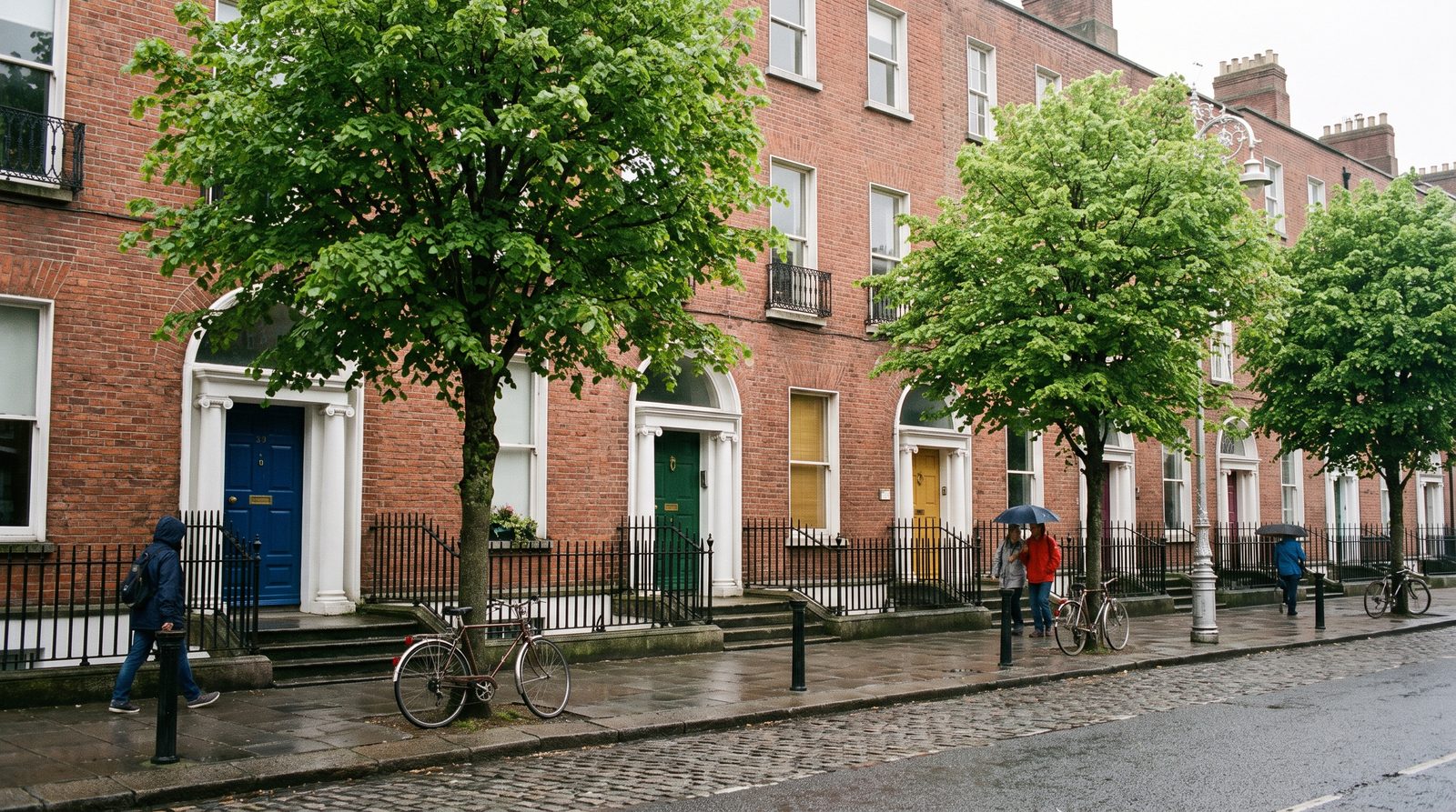 Rua georgiana de Dublin com portas coloridas e árvores, primeiros passos de quem vai morar na Irlanda