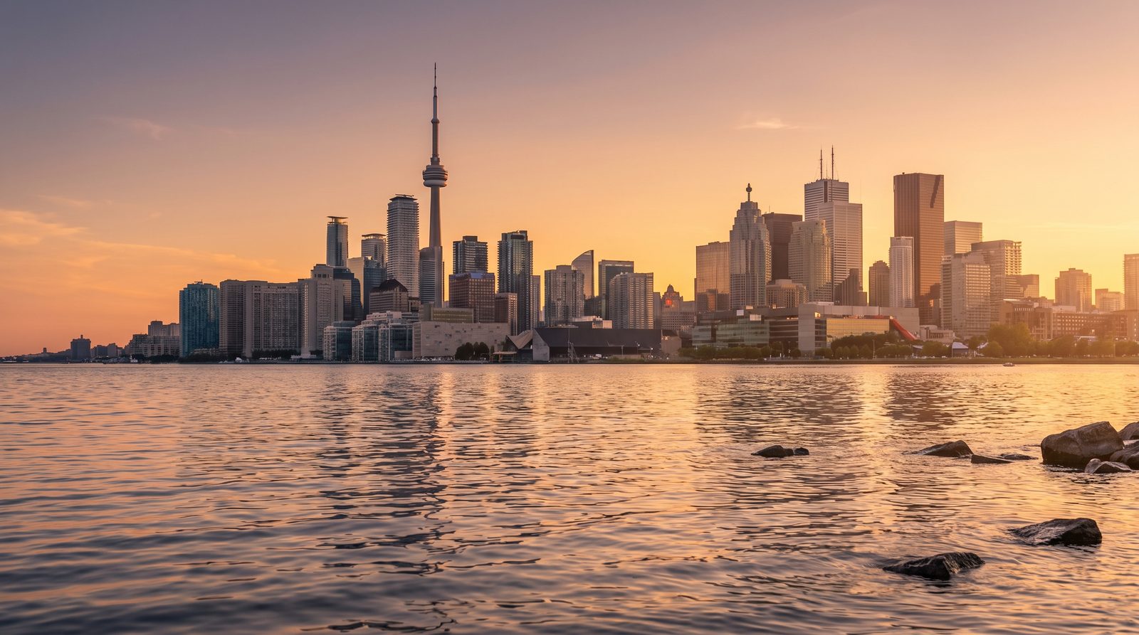 Skyline de Toronto às margens do lago Ontário ao pôr do sol, Canadá como destino de brasileiros