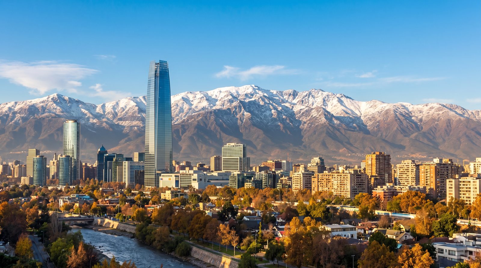 Skyline de Santiago com a cordilheira dos Andes nevada ao fundo, Chile como destino de brasileiros