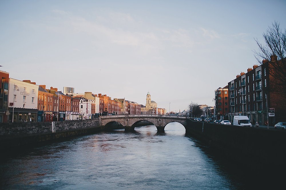 Rio Liffey e prédios de Dublin ao anoitecer, realidade de quem vai morar na Irlanda