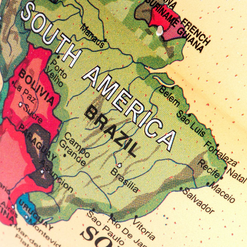 Mapa da América do Sul com o Brasil destacado, quem pode trazer bagagem desacompanhada para o país