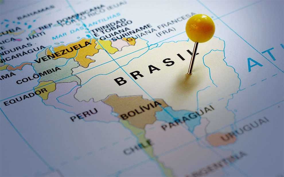 Alfinete fixado no Brasil em um mapa da América do Sul, vistos concedidos a estrangeiros pelo país