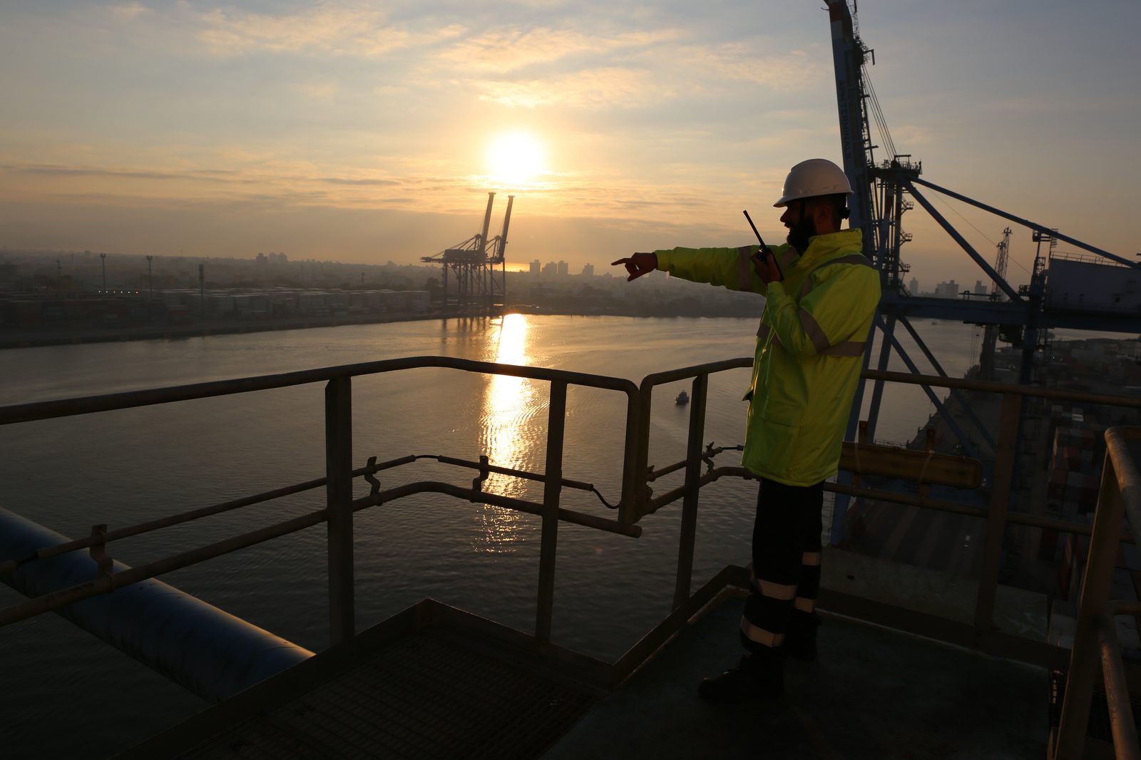 Porto de Itajai (SC): operador portuario e guindastes do terminal de conteineres ao amanhecer